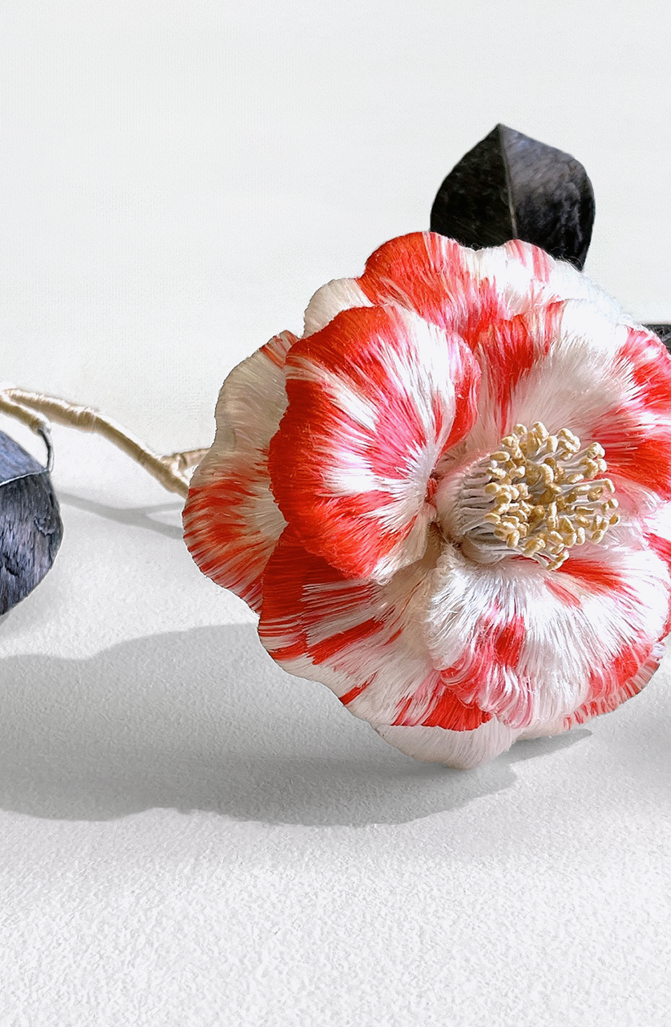 至高の手仕事/極厚立体刺繍パーツ /純白の陰影が織りなす一点モノの芸術 日常の美を縫い映す立体刺繍：家長百加が放つエクレクティックな魅力